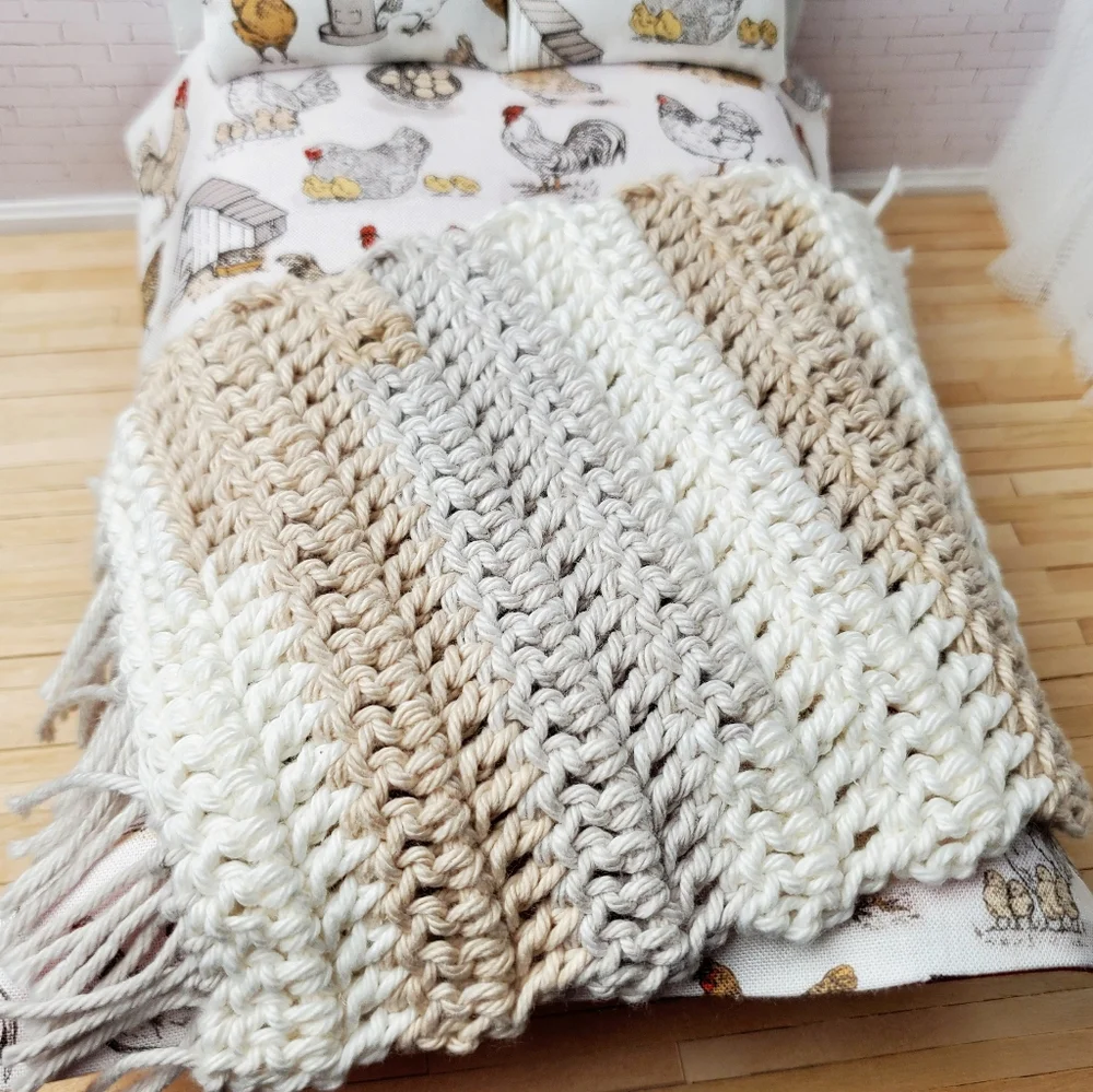 Miniature Dollhouse 1:12 Scale Cozy Knit Throw Blanket Maileg - Picture 2 of 3